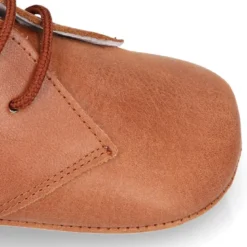 Botita Safari bebé con cordones en piel Napa suave en color CUERO.