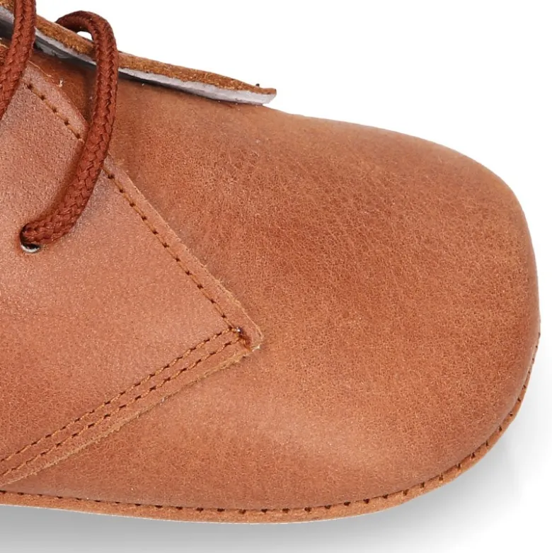 Botita Safari bebé con cordones en piel Napa suave en color CUERO.