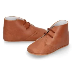 Botita Safari bebé con cordones en piel Napa suave en color CUERO.