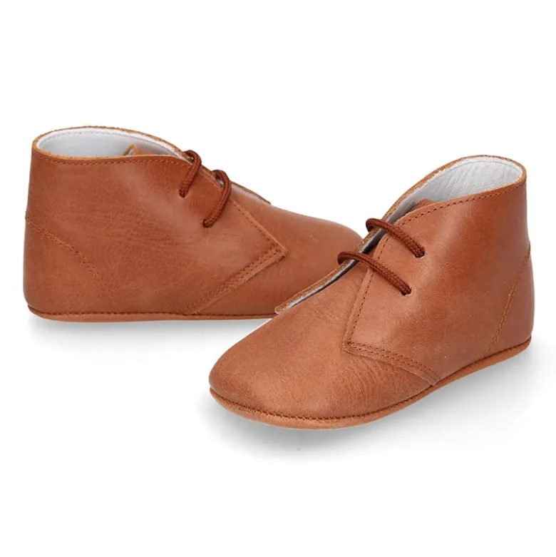 Botita Safari bebé con cordones en piel Napa suave en color CUERO.