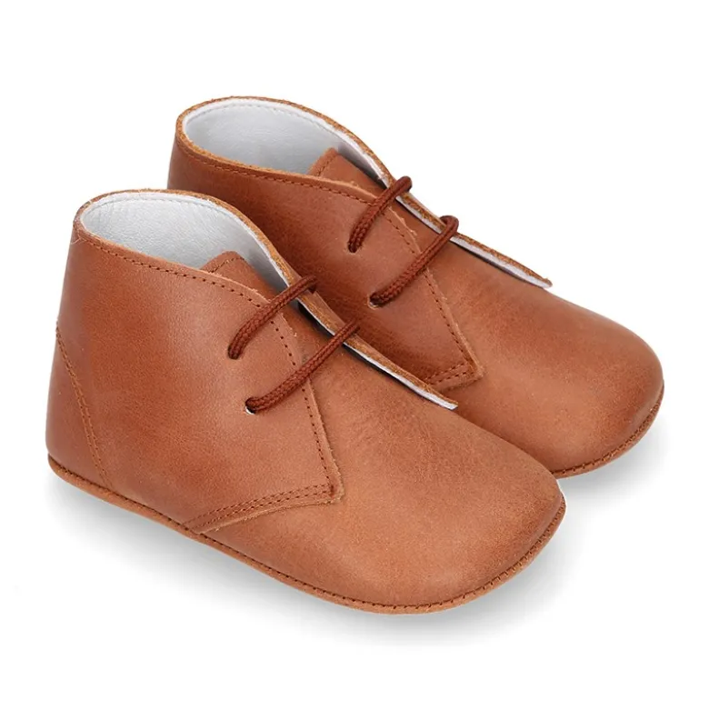 Botita Safari bebé con cordones en piel Napa suave en color CUERO.