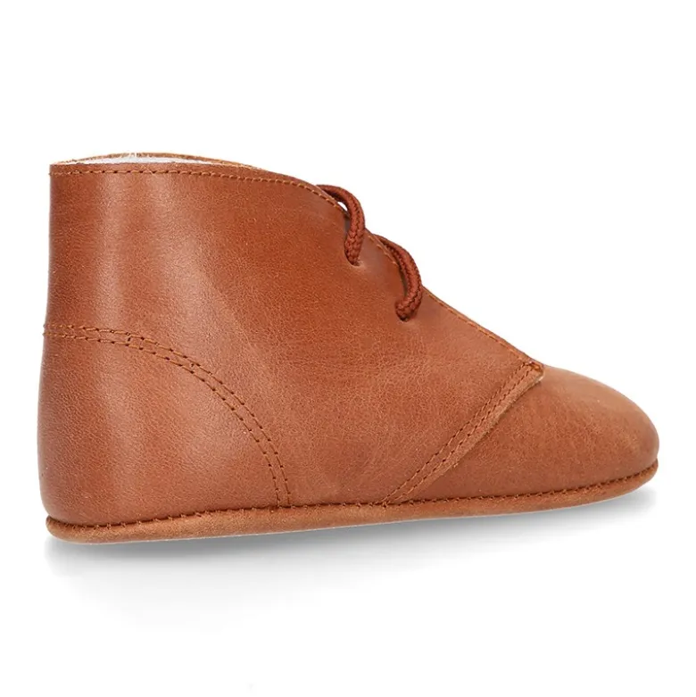 Botita Safari bebé con cordones en piel Napa suave en color CUERO.