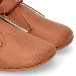 Botita Safari bebé con cordones en piel Napa suave en color CUERO.