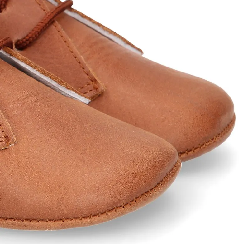 Botita Safari bebé con cordones en piel Napa suave en color CUERO.