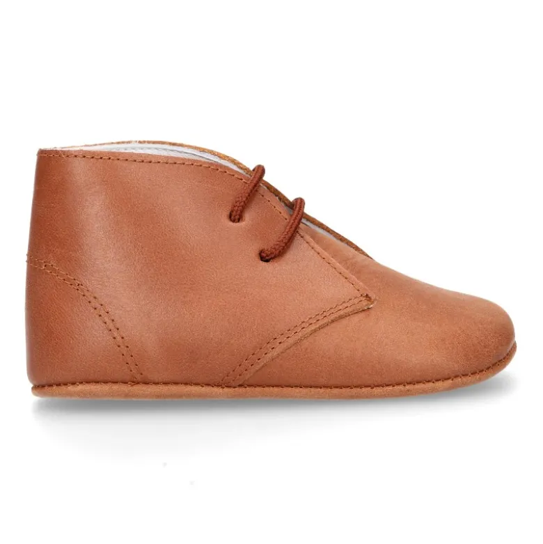 Botita Safari bebé con cordones en piel Napa suave en color CUERO.
