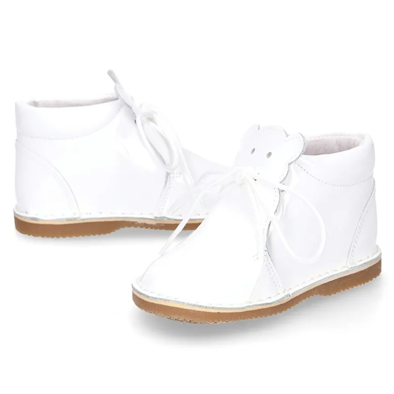 Botita Safari bebé osito con suela SUPER FLEXIBLE en piel charol BLANCO.