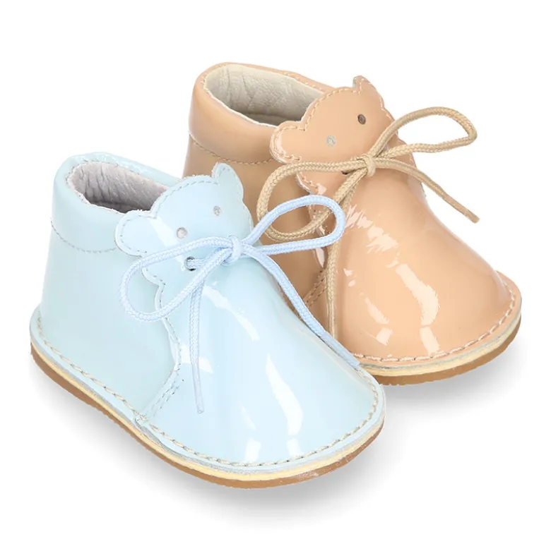 Botita Safari bebé osito con suela SUPER FLEXIBLE en piel charol colores dulces.