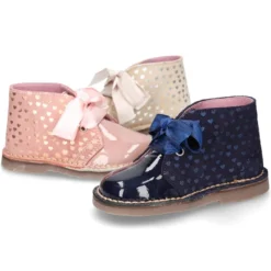 Botita Safari niña con lazos y estampado de corazones en piel charol combinado con serraje.