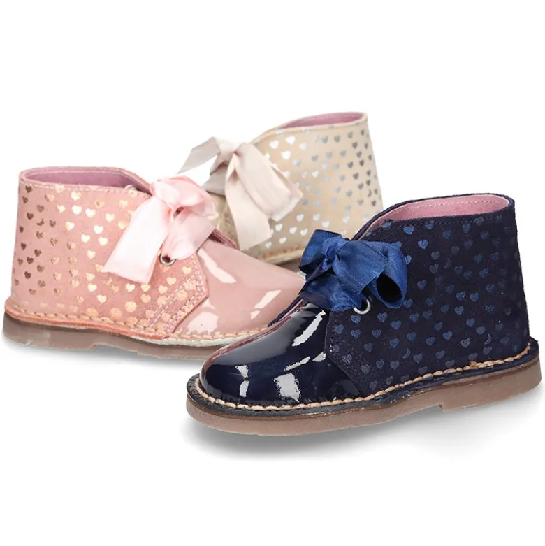 Botita Safari niña con lazos y estampado de corazones en piel charol combinado con serraje.