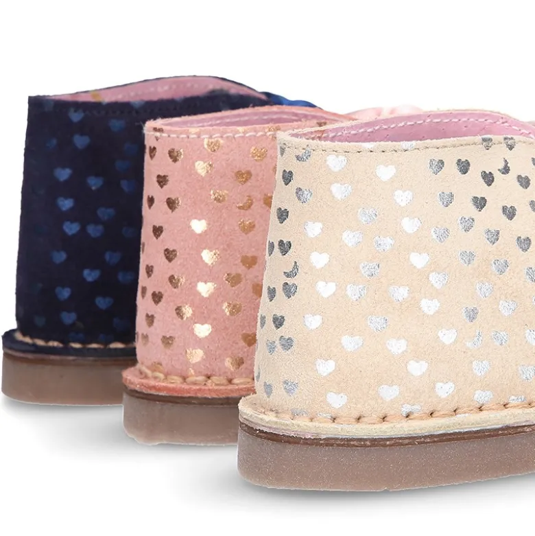 Botita Safari niña con lazos y estampado de corazones en piel charol combinado con serraje.