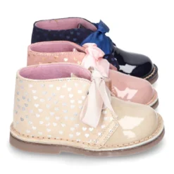 Botita Safari niña con lazos y estampado de corazones en piel charol combinado con serraje.