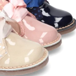 Botita Safari niña con lazos y estampado de corazones en piel charol combinado con serraje.