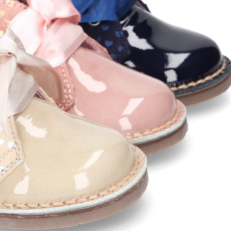Botita Safari niña con lazos y estampado de corazones en piel charol combinado con serraje.