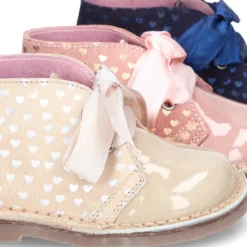 Botita Safari niña con lazos y estampado de corazones en piel charol combinado con serraje.