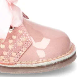 Botita Safari niña con lazos y estampado de corazones en piel charol combinado con serraje.
