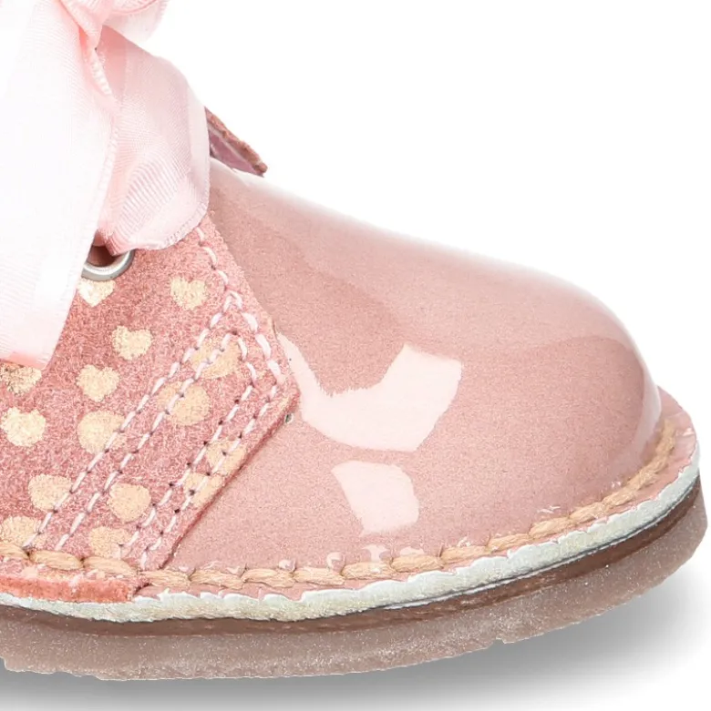 Botita Safari niña con lazos y estampado de corazones en piel charol combinado con serraje.