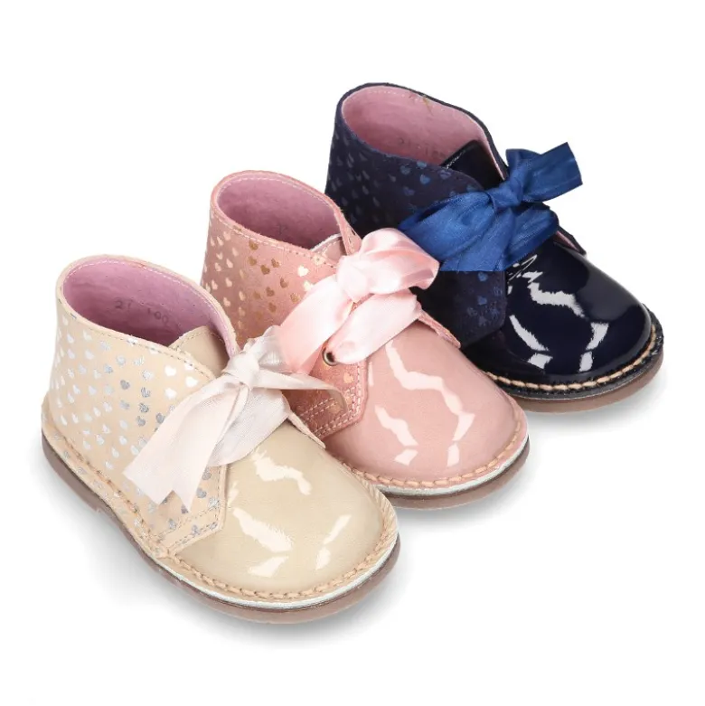 Botita Safari niña con lazos y estampado de corazones en piel charol combinado con serraje.
