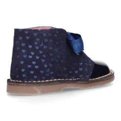 Botita Safari niña con lazos y estampado de corazones en piel charol combinado con serraje.