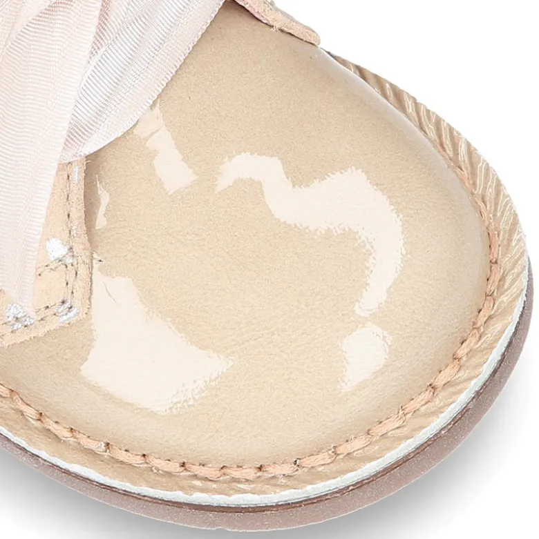 Botita Safari niña con lazos y estampado de corazones en piel charol combinado con serraje.