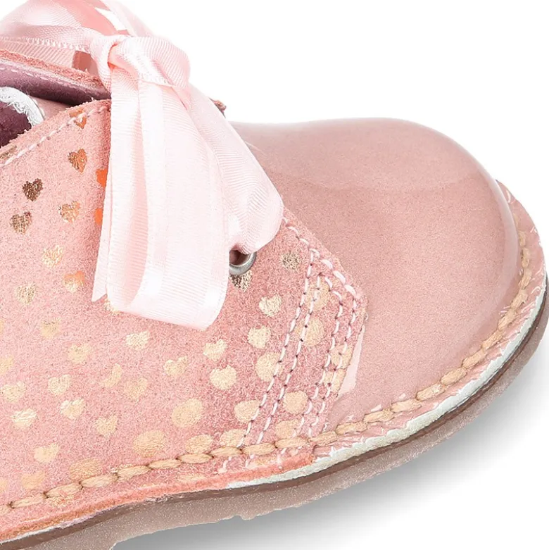 Botita Safari niña con lazos y estampado de corazones en piel charol combinado con serraje.