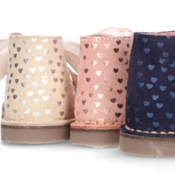 Botita Safari niña con lazos y estampado de corazones en piel charol combinado con serraje.