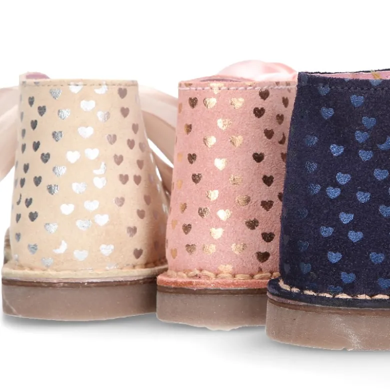 Botita Safari niña con lazos y estampado de corazones en piel charol combinado con serraje.