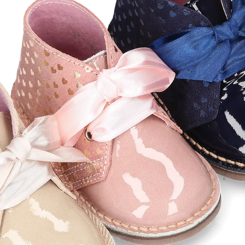 Botita Safari niña con lazos y estampado de corazones en piel charol combinado con serraje.