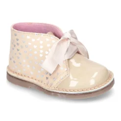 Botita Safari niña con lazos y estampado de corazones en piel charol combinado con serraje.
