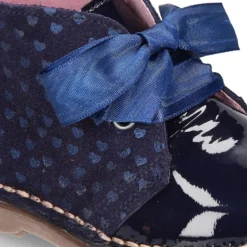 Botita Safari niña con lazos y estampado de corazones en piel charol combinado con serraje.