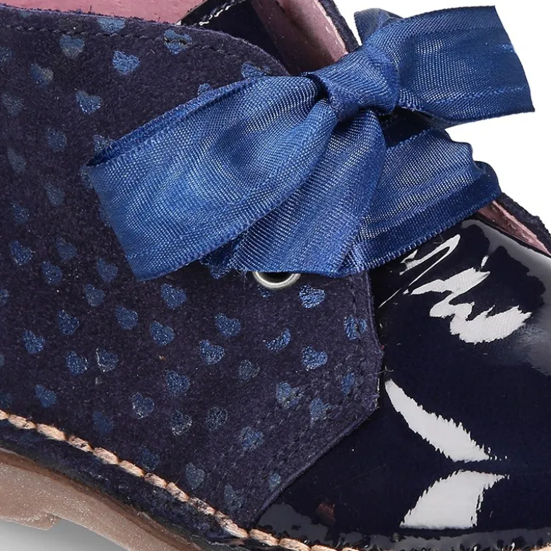 Botita Safari niña con lazos y estampado de corazones en piel charol combinado con serraje.