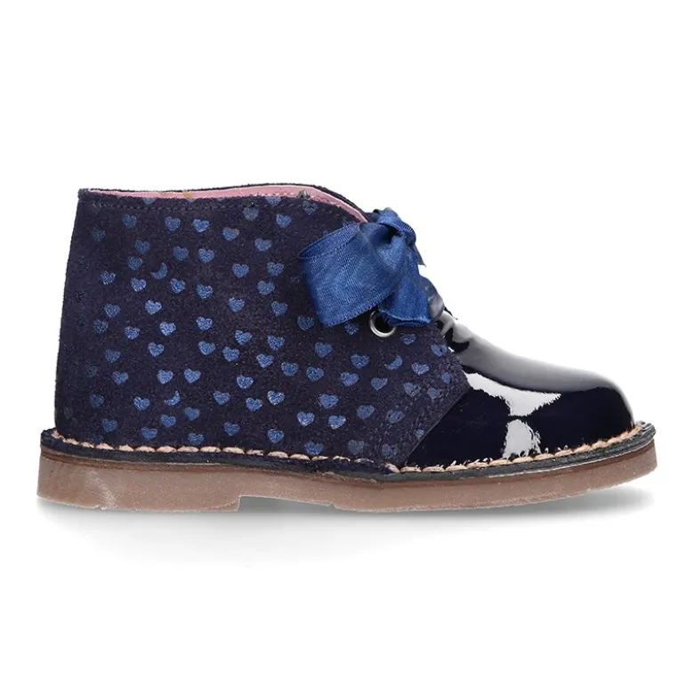 Botita Safari niña con lazos y estampado de corazones en piel charol combinado con serraje.