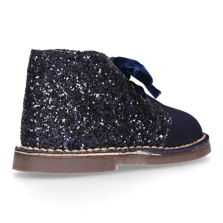 Botita Safari niña en piel serraje con GLITTER y lazos de terciopelo.