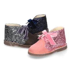 Botita Safari niña en piel serraje con GLITTER y lazos de terciopelo.