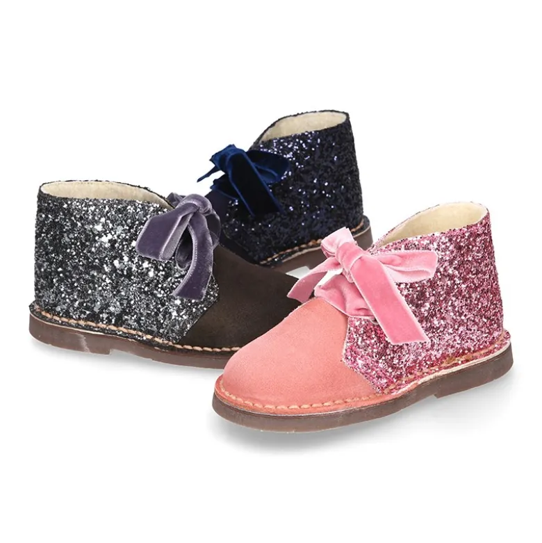 Botita Safari niña en piel serraje con GLITTER y lazos de terciopelo.