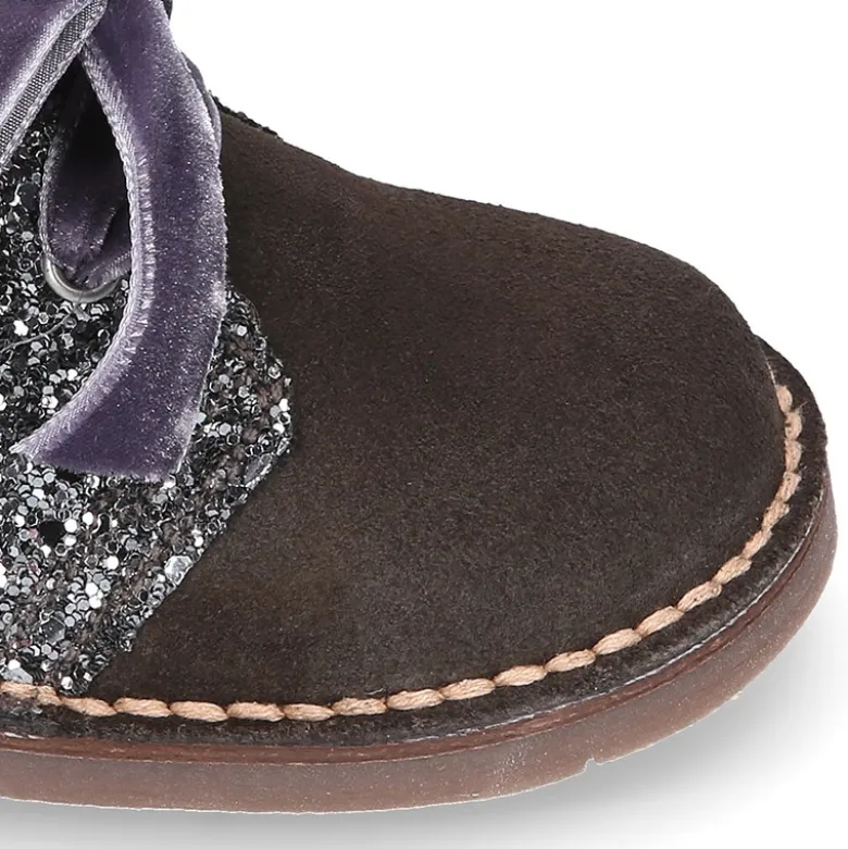 Botita Safari niña en piel serraje con GLITTER y lazos de terciopelo.