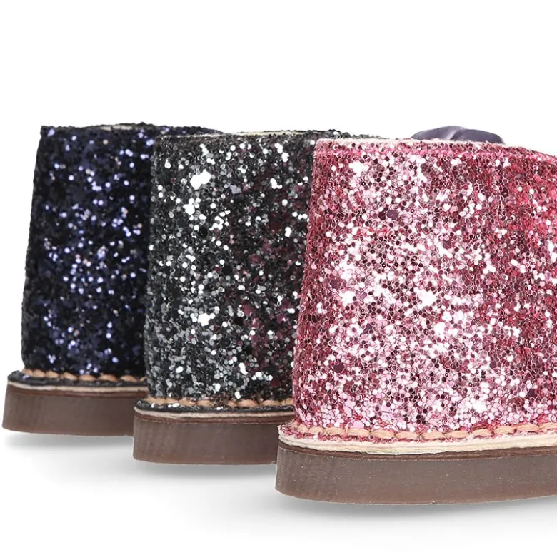 Botita Safari niña en piel serraje con GLITTER y lazos de terciopelo.