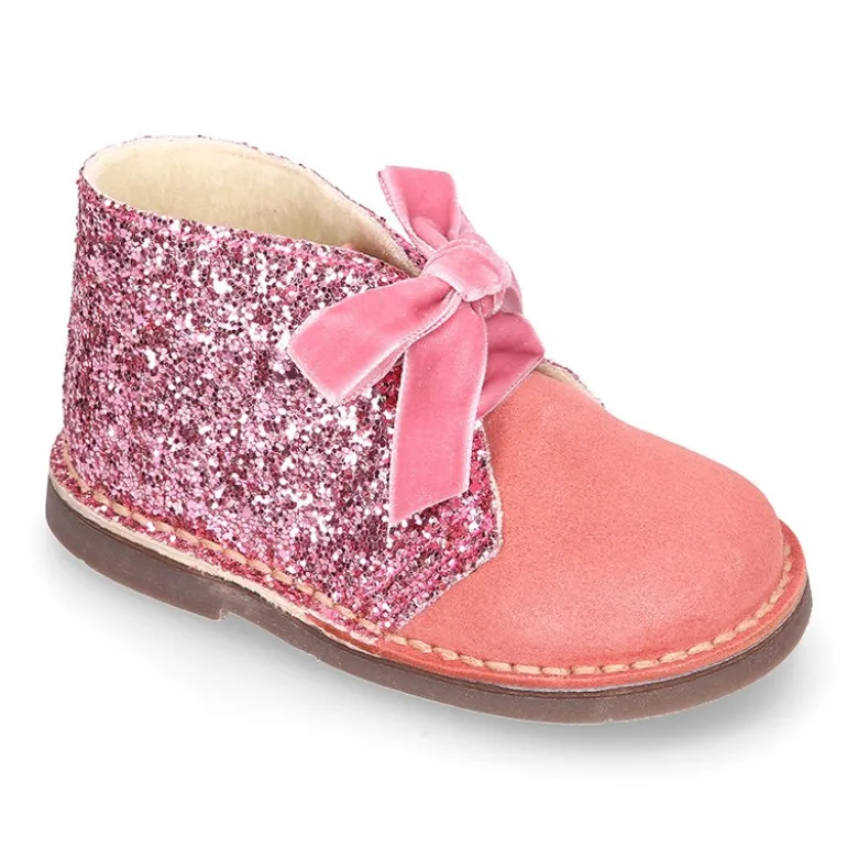Botita Safari niña en piel serraje con GLITTER y lazos de terciopelo.