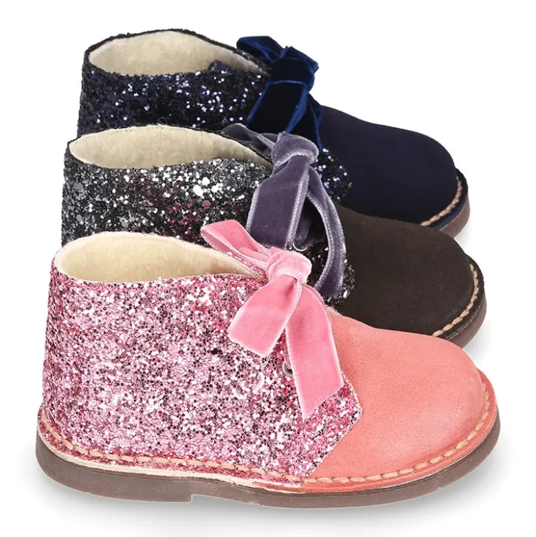 Botita Safari niña en piel serraje con GLITTER y lazos de terciopelo.