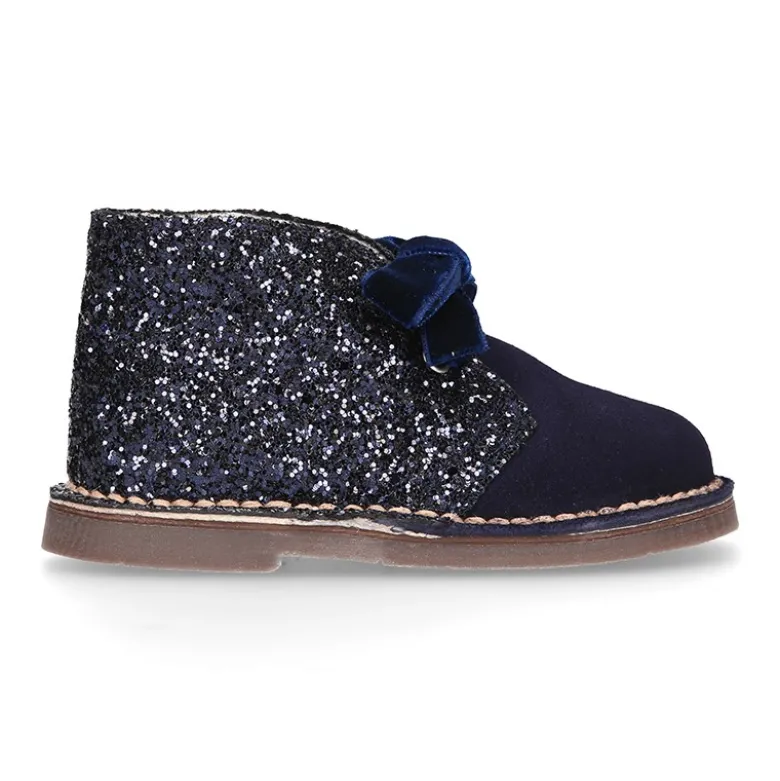 Botita Safari niña en piel serraje con GLITTER y lazos de terciopelo.