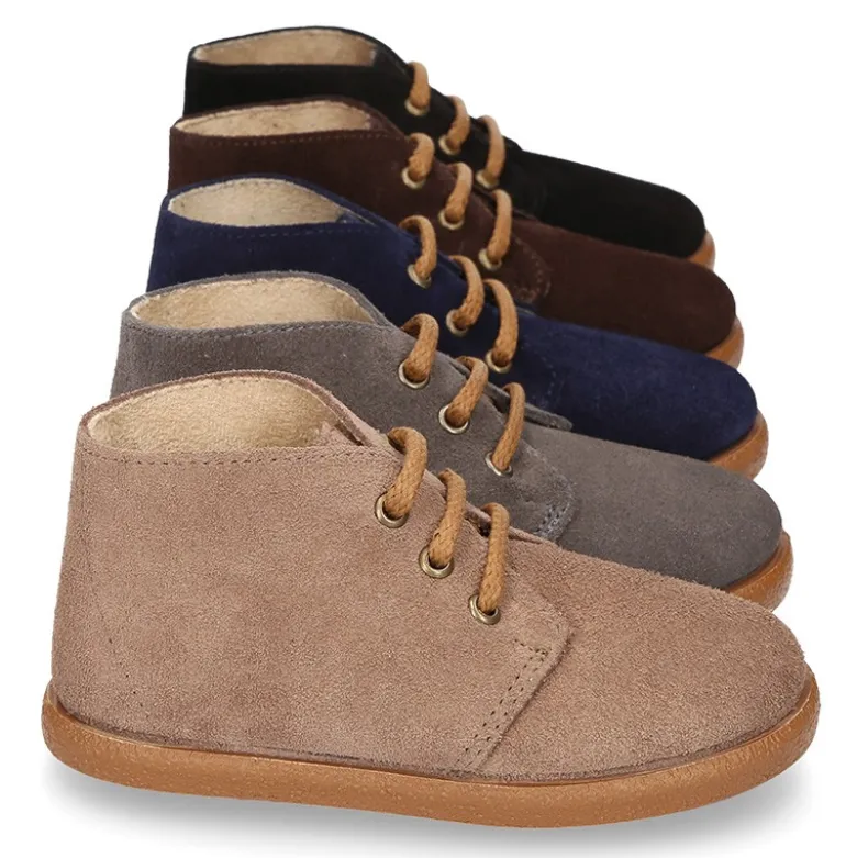 Botitas casual niño con cordones en piel serraje.