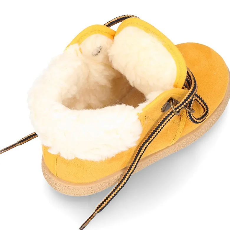 Botitas casual tipo montaña con cordones y BORREGO en Serratex.