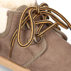 Botitas casual tipo montaña con cordones y BORREGO en Serratex.
