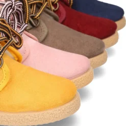 Botitas casual tipo montaña con cordones y BORREGO en Serratex.