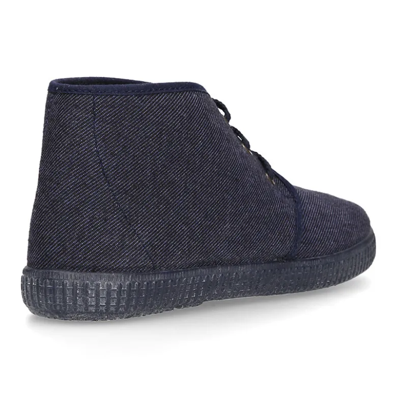 Botitas con cordones tipo bamba con diseño vaquero.