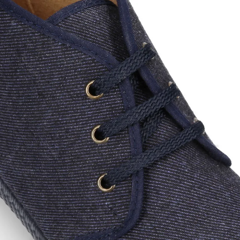 Botitas con cordones tipo bamba con diseño vaquero.