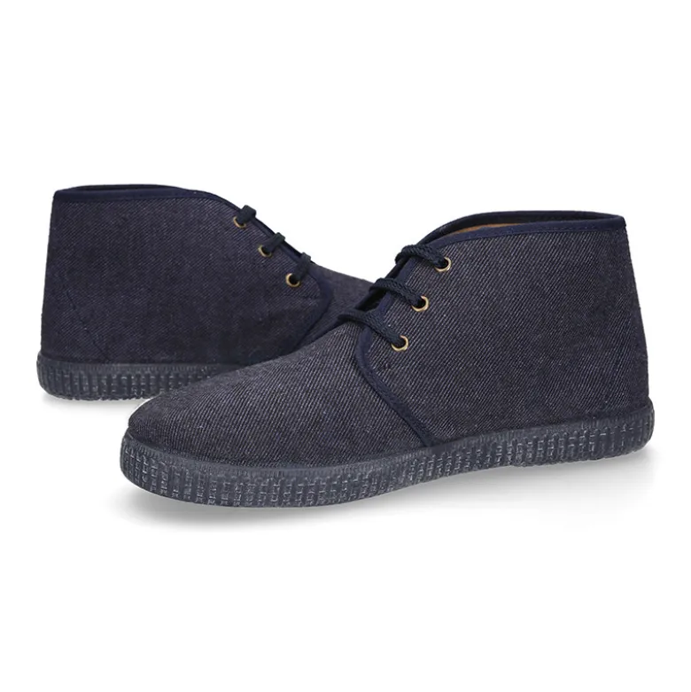 Botitas con cordones tipo bamba con diseño vaquero.
