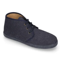 Botitas con cordones tipo bamba con diseño vaquero.