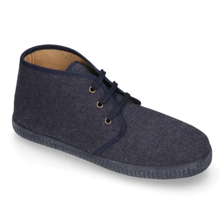 Botitas con cordones tipo bamba con diseño vaquero.