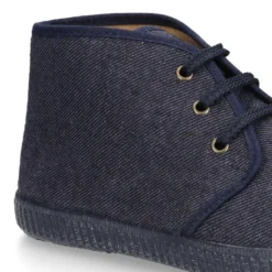 Botitas con cordones tipo bamba con diseño vaquero.