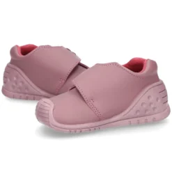 Botita sin cordones, con puntera y talonera con Mariposa en piel lavable.